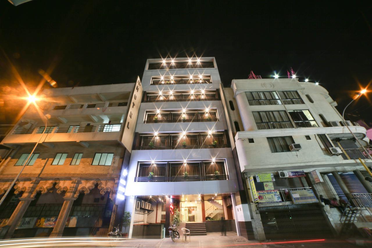 Hotel Grand Pragati Surat Exterior foto