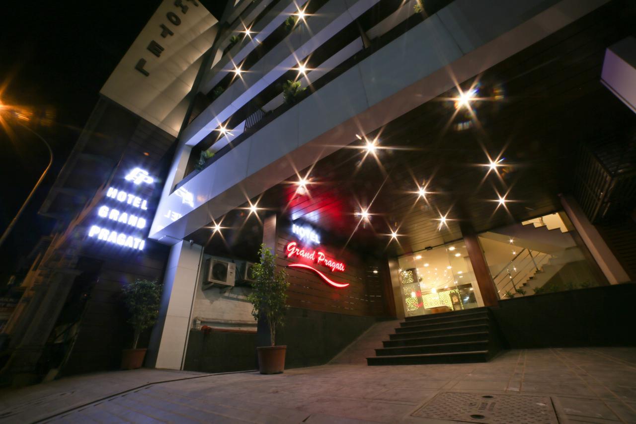 Hotel Grand Pragati Surat Exterior foto